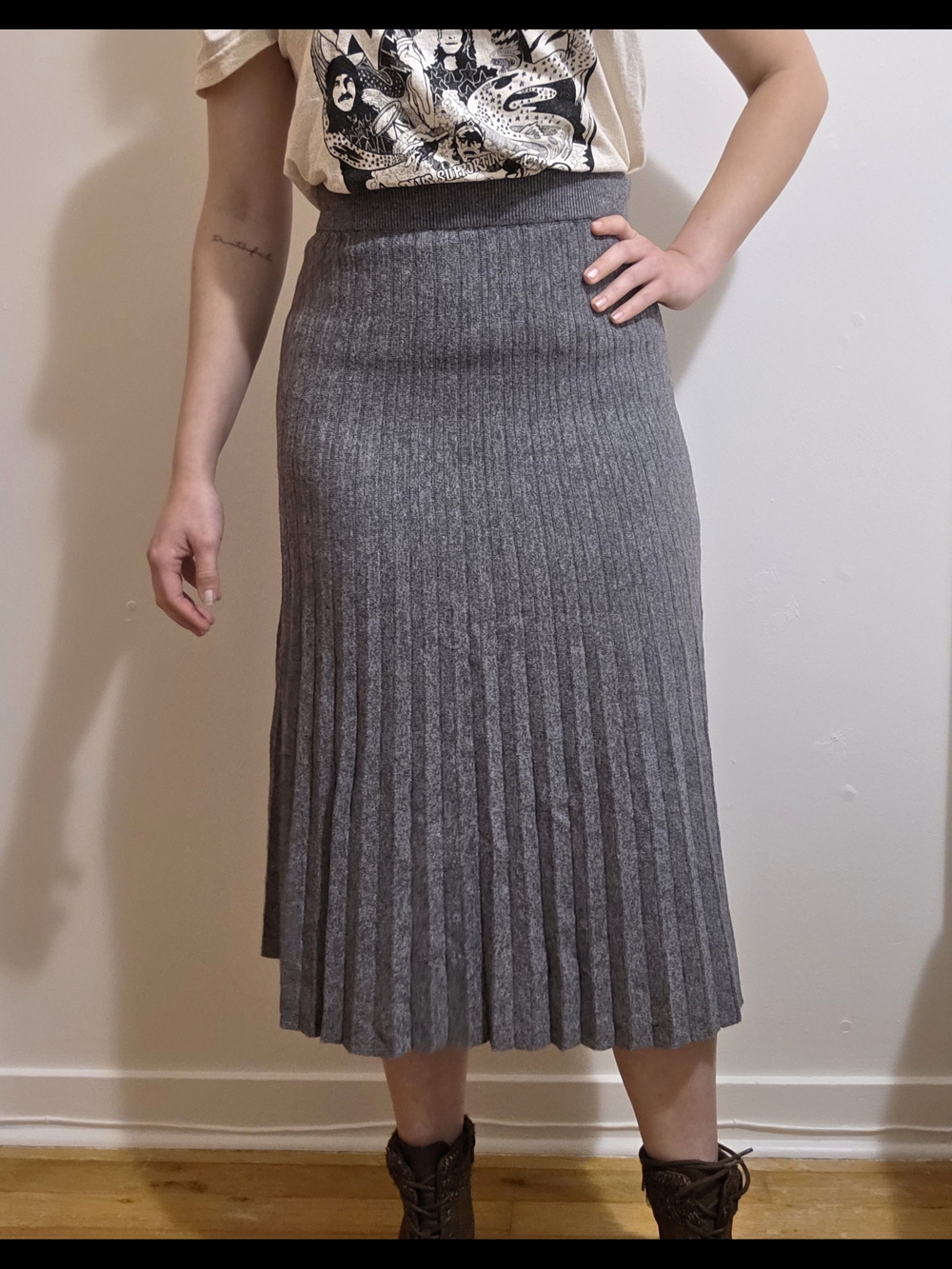 Suzy Shier Women's Grey Pleated Knit Midi Skirt